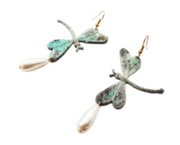 Κρεμαστά σκουλαρίκια λιβελούλες με πέρλες και χρώμα – 3006